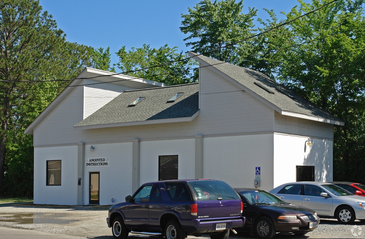 306 Tyler Ave, Newport News, VA à louer Photo de l’immeuble– Image 1 sur 7