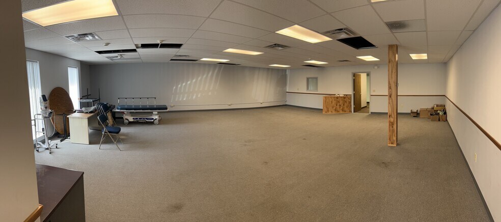 7453 Morgan Rd, Liverpool, NY à louer - Photo de l’immeuble – Image 2 sur 9