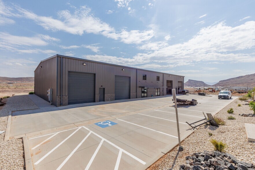 3430 E Plant Dr, Washington, UT à louer - Photo de l’immeuble – Image 3 sur 12