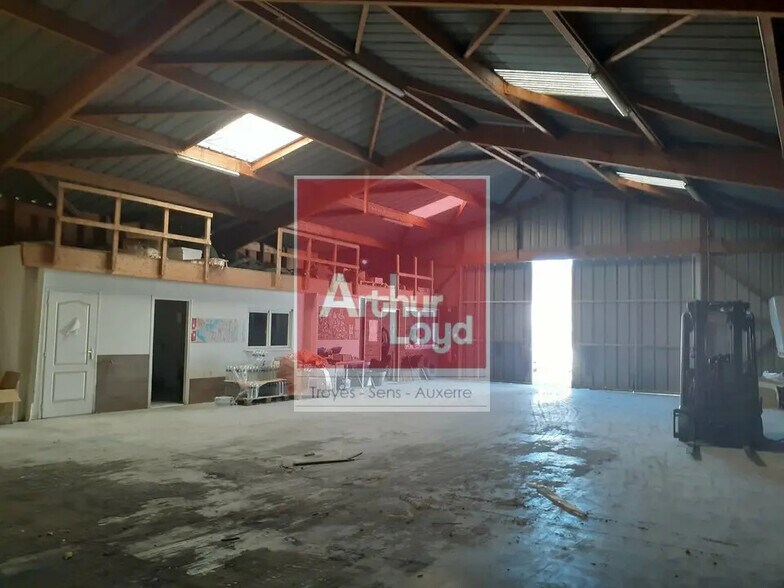 Industriel/Logistique dans LA CHAPELLE-SAINT-LUC à louer - Photo de l’immeuble – Image 1 sur 9