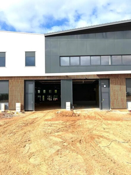 Local d'activités dans Plaisir à vendre - Photo de l’immeuble – Image 3 sur 13