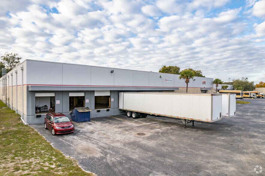5690-5698 W Crenshaw St, Tampa, FL à louer - Photo de l’immeuble – Image 2 sur 7