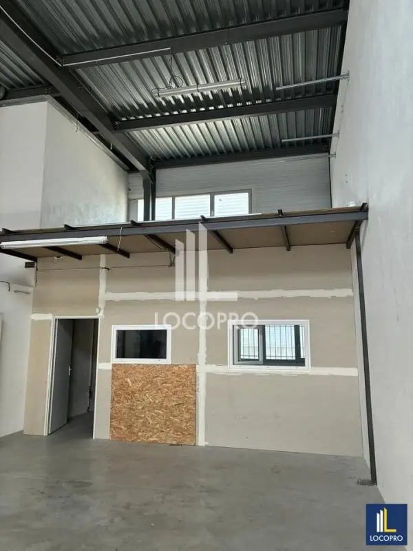 Local d’activités dans Fréjus à louer Photo de l’immeuble– Image 1 sur 10