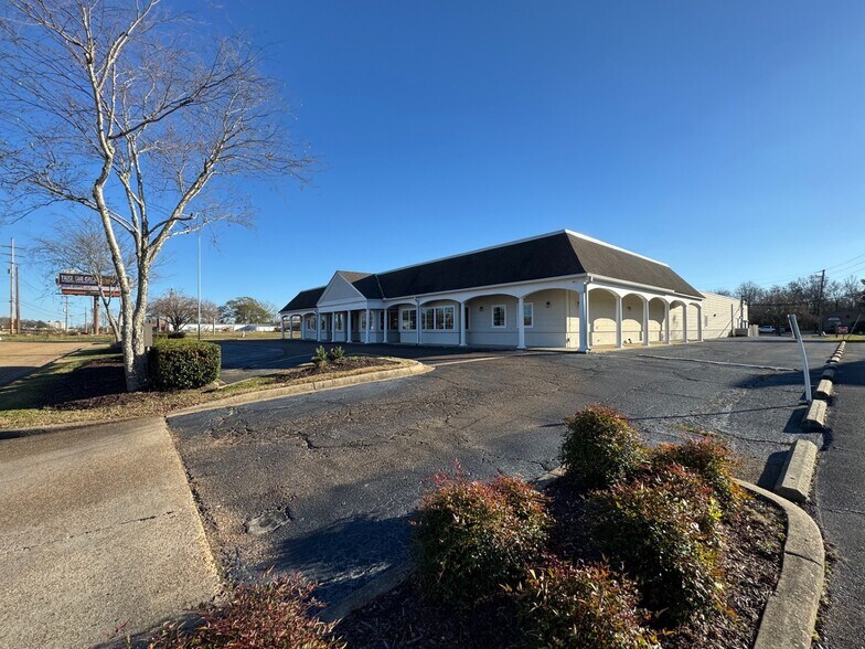 1995 Lakeland Dr, Jackson, MS à vendre - Photo de l’immeuble – Image 1 sur 3