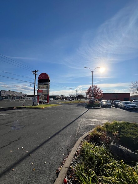 4631-4671 Commercial Dr, New Hartford, NY à louer - Photo de l’immeuble – Image 2 sur 10