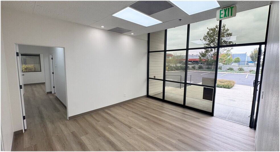 521-529 S State College Blvd, Fullerton, CA à louer - Photo de l’immeuble – Image 3 sur 12