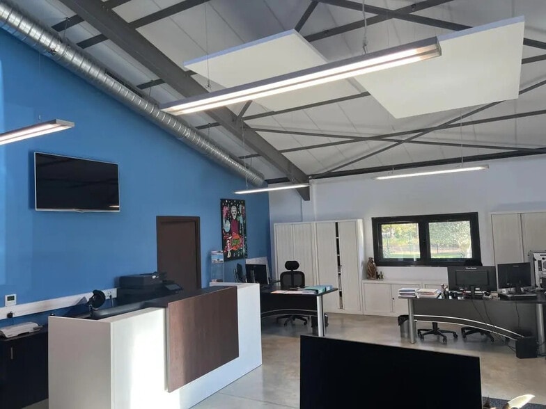 Local d'activités dans Signes à vendre - Photo de l’immeuble – Image 3 sur 8