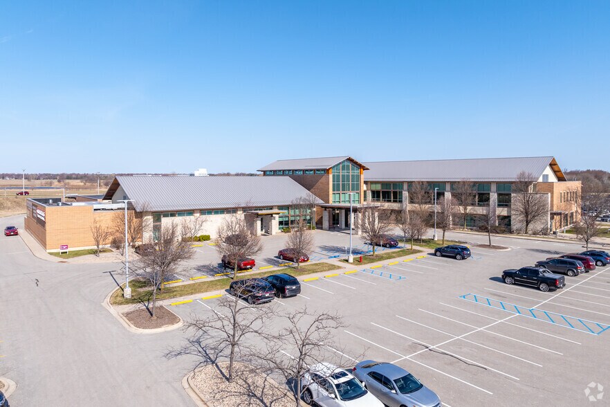 2105 E Enterprise Ave, Appleton, WI à louer - Photo de l’immeuble – Image 1 sur 6