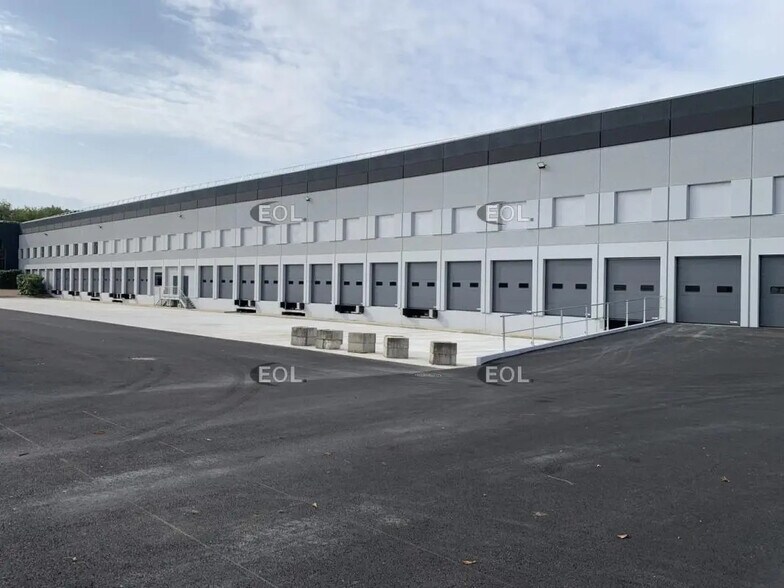 Industriel/Logistique dans Lisses à louer - Photo de l’immeuble – Image 1 sur 12
