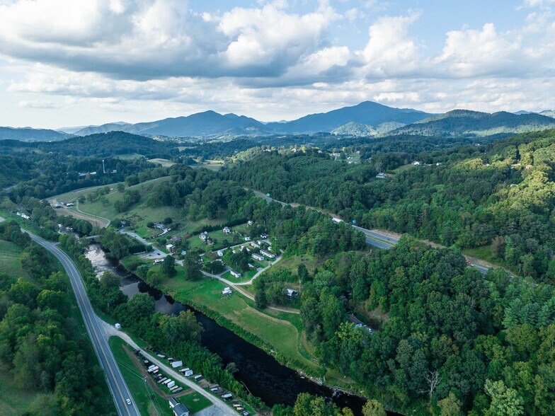 371 Riverview Dr, Waynesville, NC à vendre - Photo de l’immeuble – Image 2 sur 66