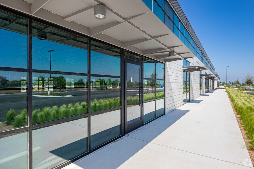 8000 Metropolis Dr, Austin, TX à louer - Photo de l’immeuble – Image 3 sur 4