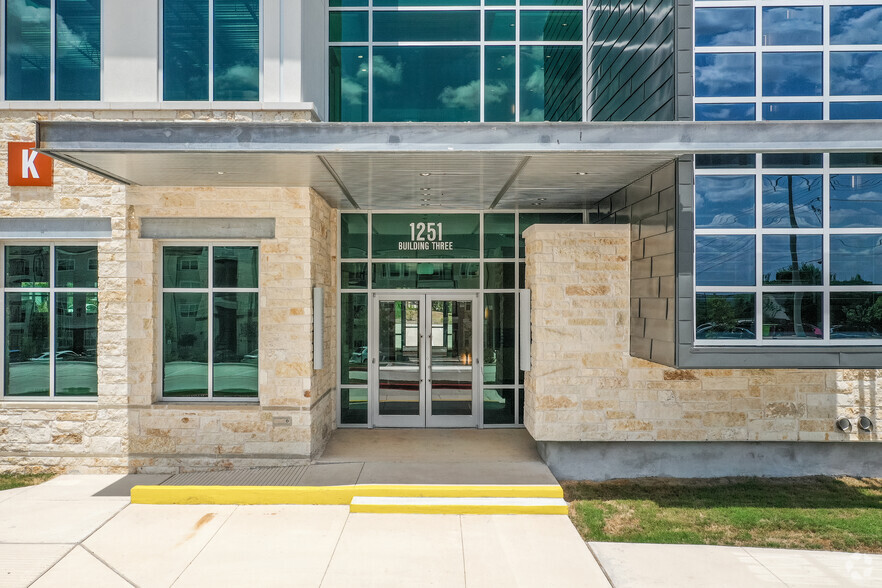 1251 Sadler Dr, San Marcos, TX à louer - Photo de l’immeuble – Image 3 sur 8
