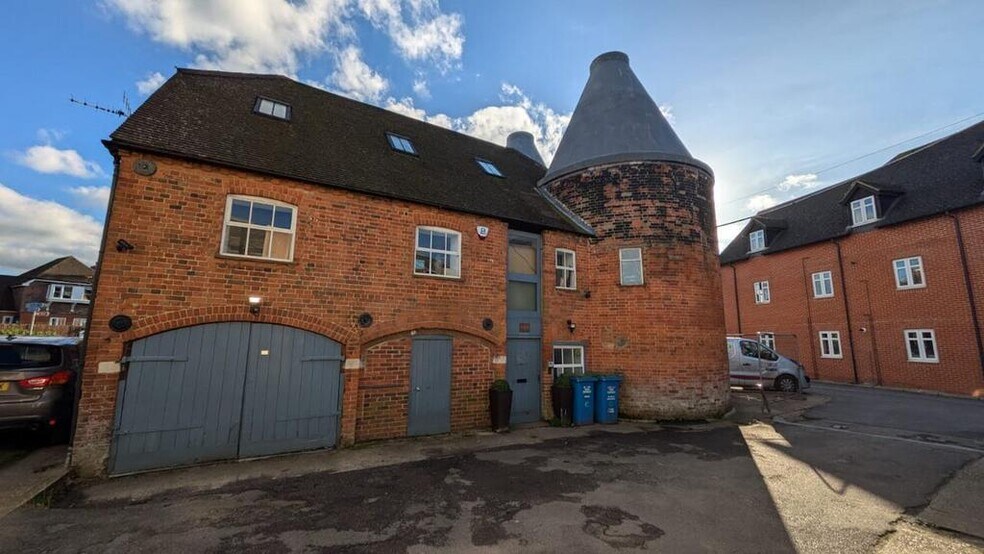 Grange Rd, Tongham à vendre - Photo de l’immeuble – Image 2 sur 19