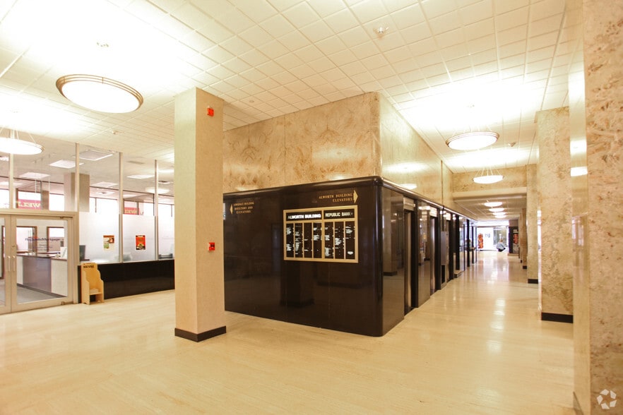306 W Superior St, Duluth, MN à louer - Hall d’entrée – Image 3 sur 9