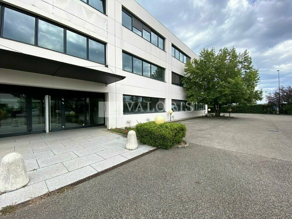 23 Rue Maryse Bastié, Bron à louer Photo de l’immeuble– Image 1 sur 3