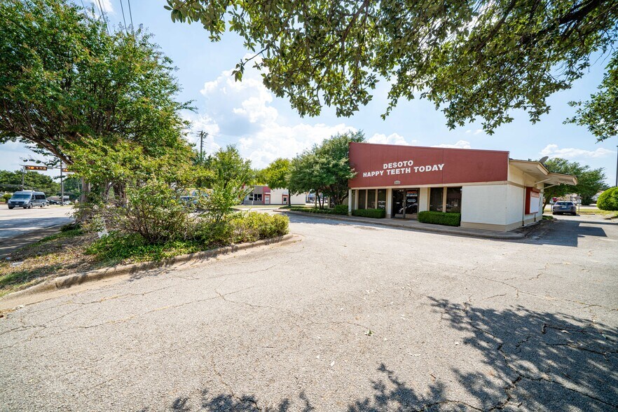 701 N Hampton Rd, DeSoto, TX à vendre - Photo de l’immeuble – Image 2 sur 7