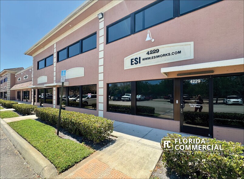 4189-4257 SW High Meadows Ave, Palm City, FL à louer - Photo de l’immeuble – Image 1 sur 7