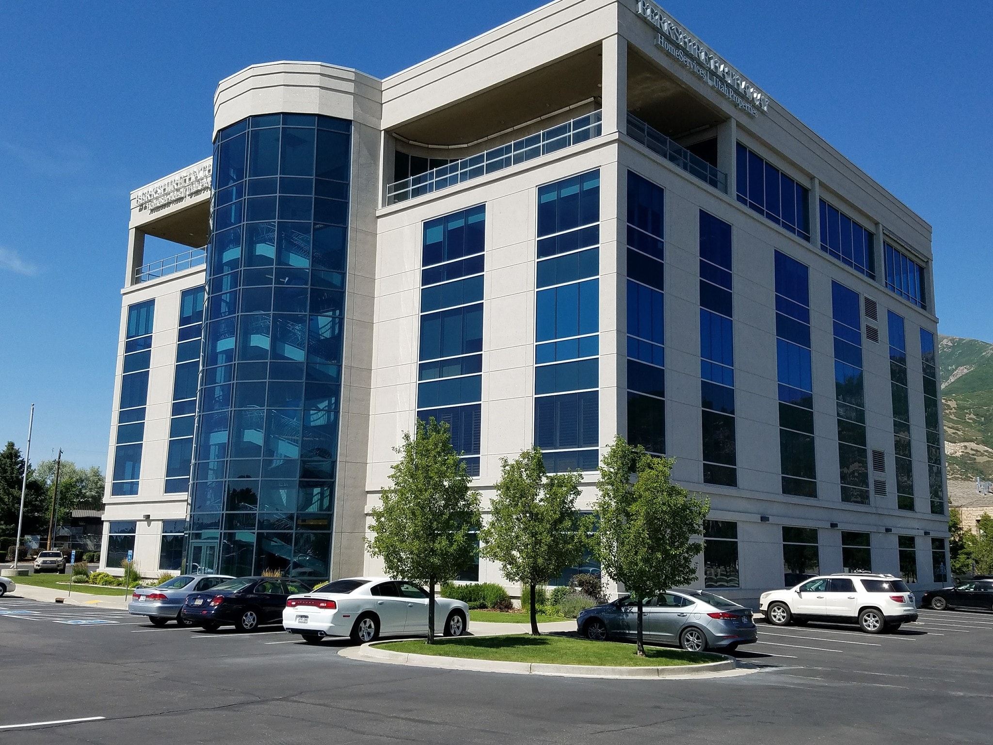 5929 S Fashion Point Dr, Ogden, UT à louer Photo principale– Image 1 sur 24
