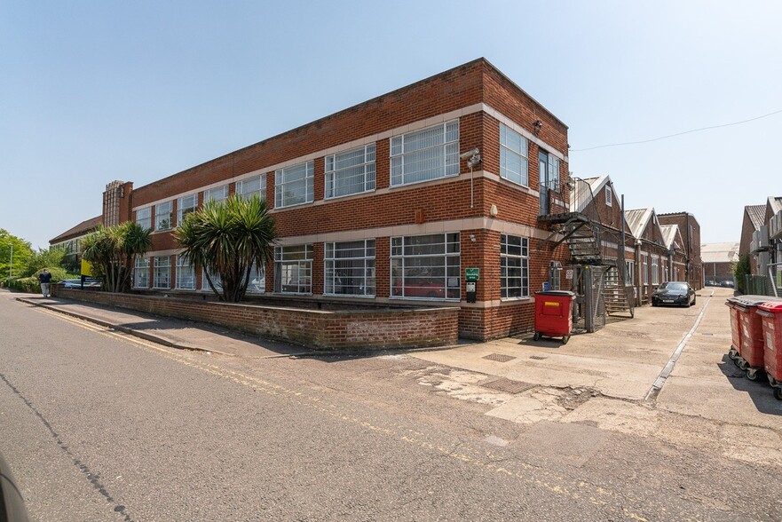 5 Elstree Way, Borehamwood à louer - Photo principale – Image 1 sur 9