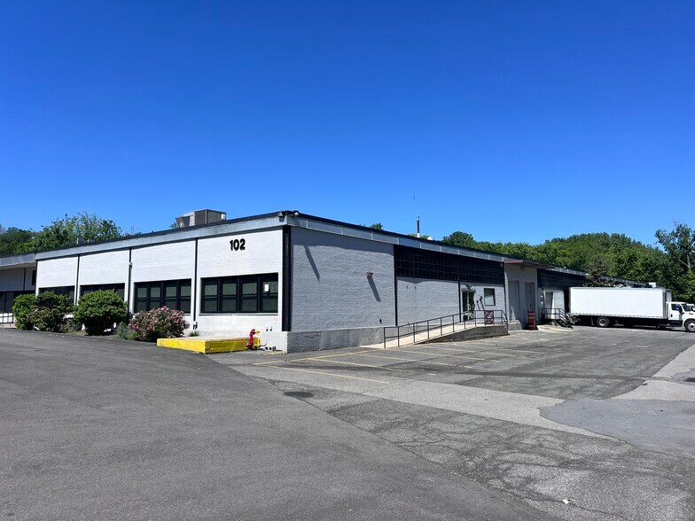 102 Fairview Park Dr, Elmsford, NY à louer - Photo de l’immeuble – Image 2 sur 31