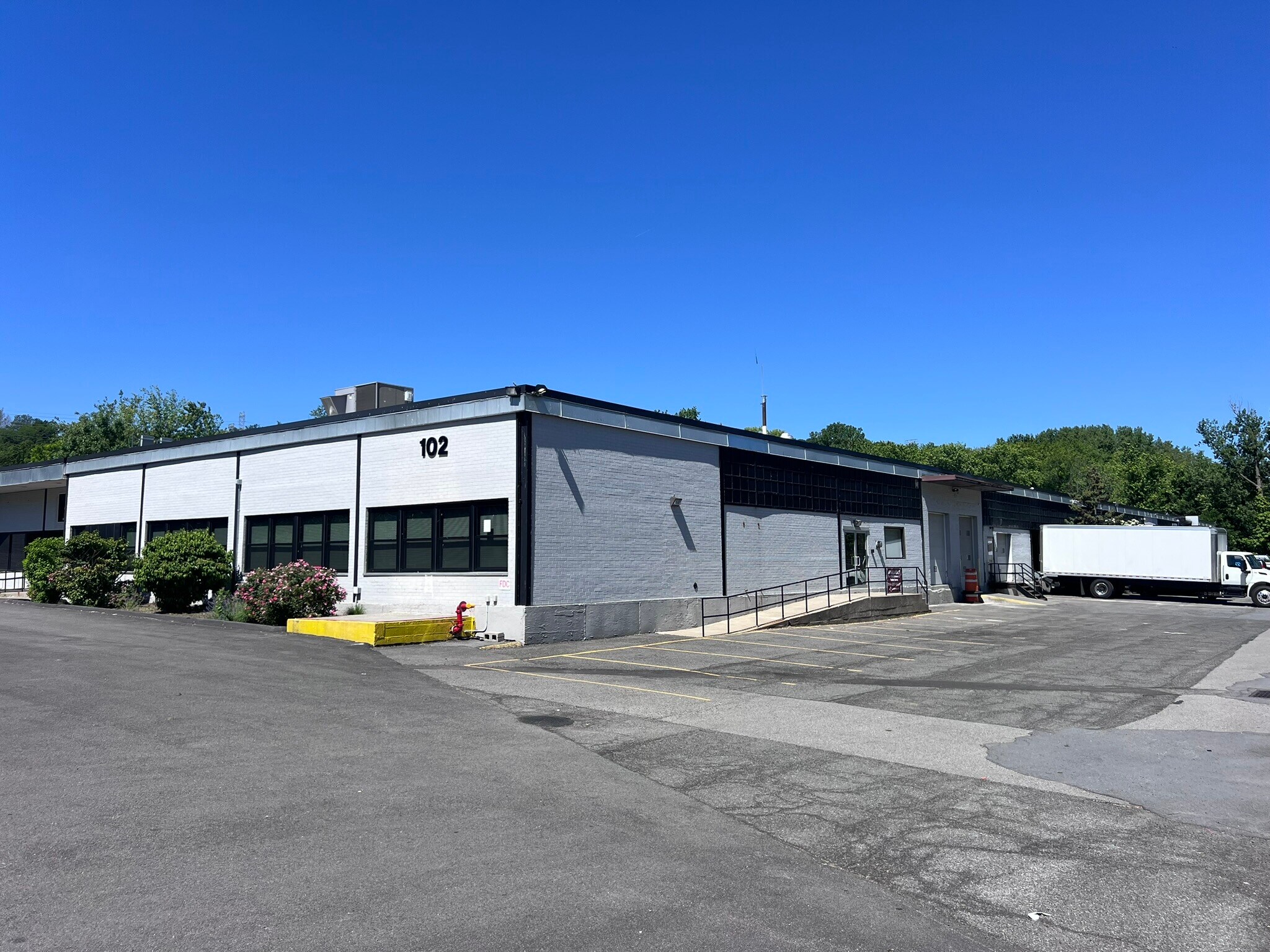 102 Fairview Park Dr, Elmsford, NY à louer Photo de l’immeuble– Image 1 sur 32