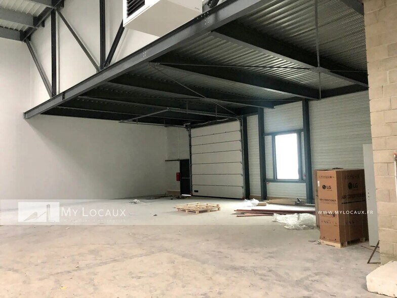 Local d’activités dans Villeneuve-la-Garenne à louer - Photo intérieure – Image 2 sur 4