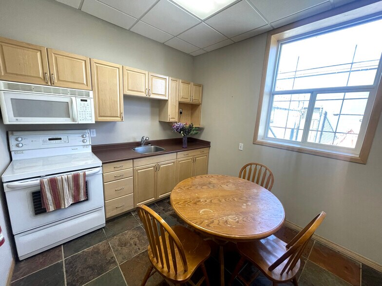 12124 121A St NW, Edmonton, AB à vendre - Photo de l’immeuble – Image 3 sur 8