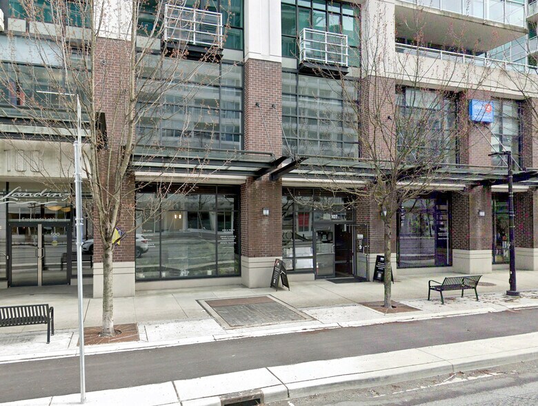 100 Esplanade Espl E, North Vancouver, BC à louer - Photo de l’immeuble – Image 1 sur 11