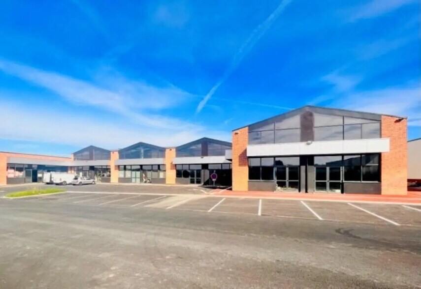 Local commercial dans SAINT CYR L ECOLE à louer - Photo de l’immeuble – Image 1 sur 12