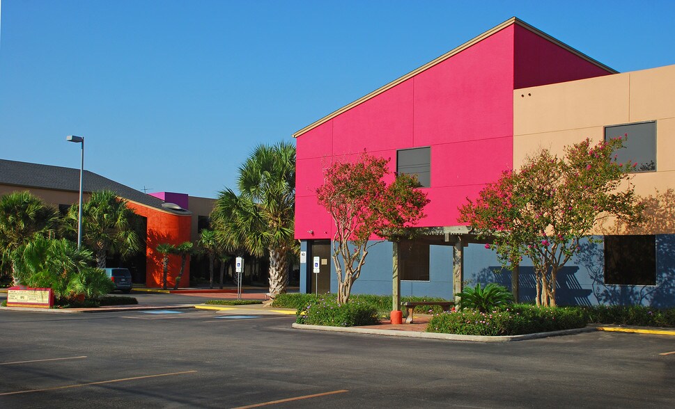 3833 S Staples, Corpus Christi, TX à louer - Photo de l’immeuble – Image 2 sur 7