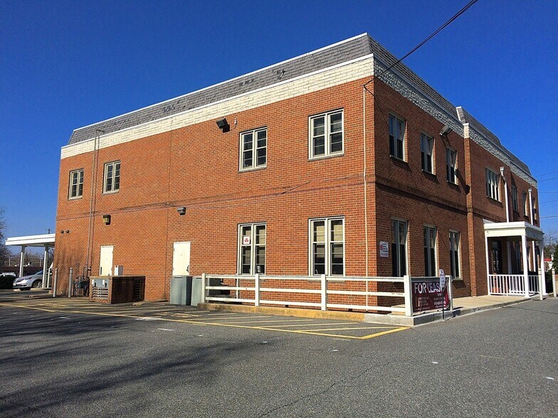 201 Benton Ave, Linthicum Heights, MD à louer - Photo de l’immeuble – Image 1 sur 34