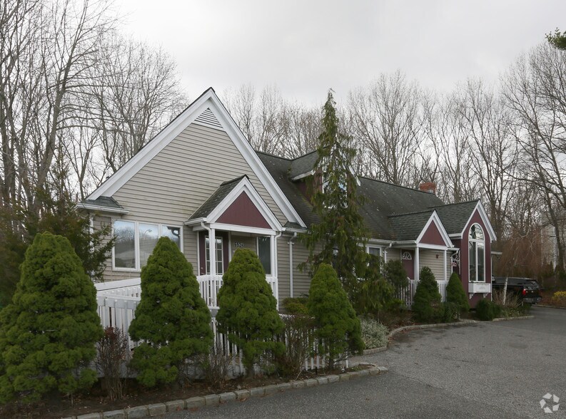 692 Route 25A, Miller Place, NY à louer - Photo de l’immeuble – Image 2 sur 8