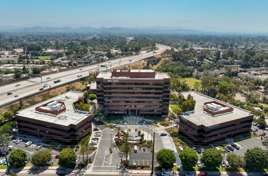 701 S Parker St, Orange, CA à louer - Photo de l’immeuble – Image 2 sur 15