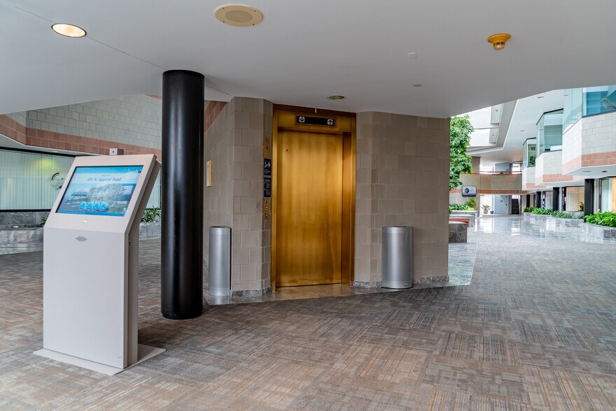 691 N Squirrel Rd, Auburn Hills, MI à louer - Photo de l’immeuble – Image 3 sur 34