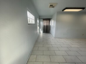16899 Lakeshore Dr, Lake Elsinore, CA à louer Photo intérieure– Image 2 sur 6