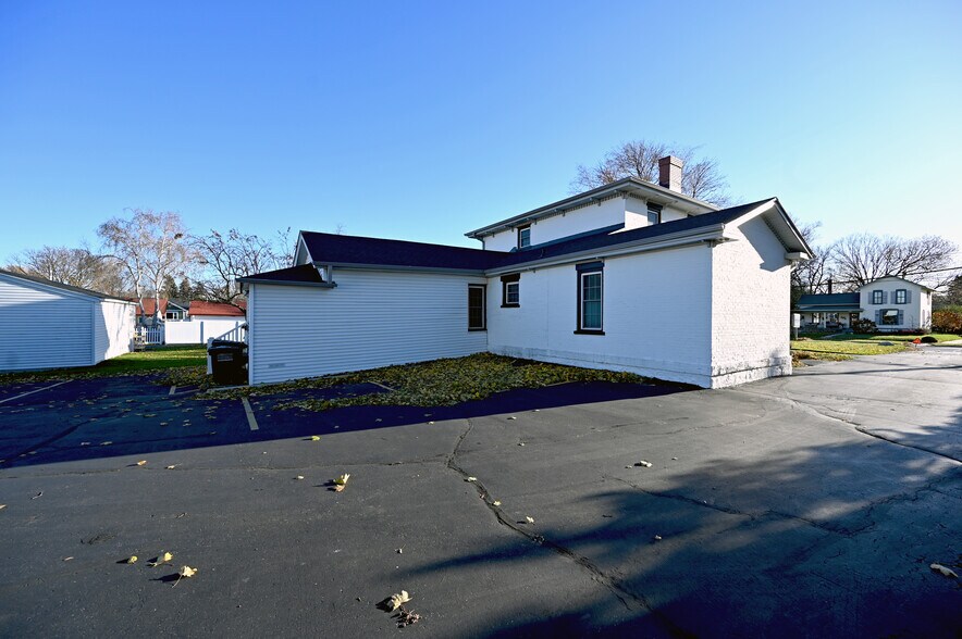 422 Summit Ave, Oconomowoc, WI à louer - Photo de l’immeuble – Image 3 sur 4