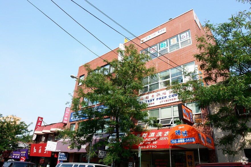 136-21 41st Ave, Flushing, NY à louer - Photo principale – Image 1 sur 7
