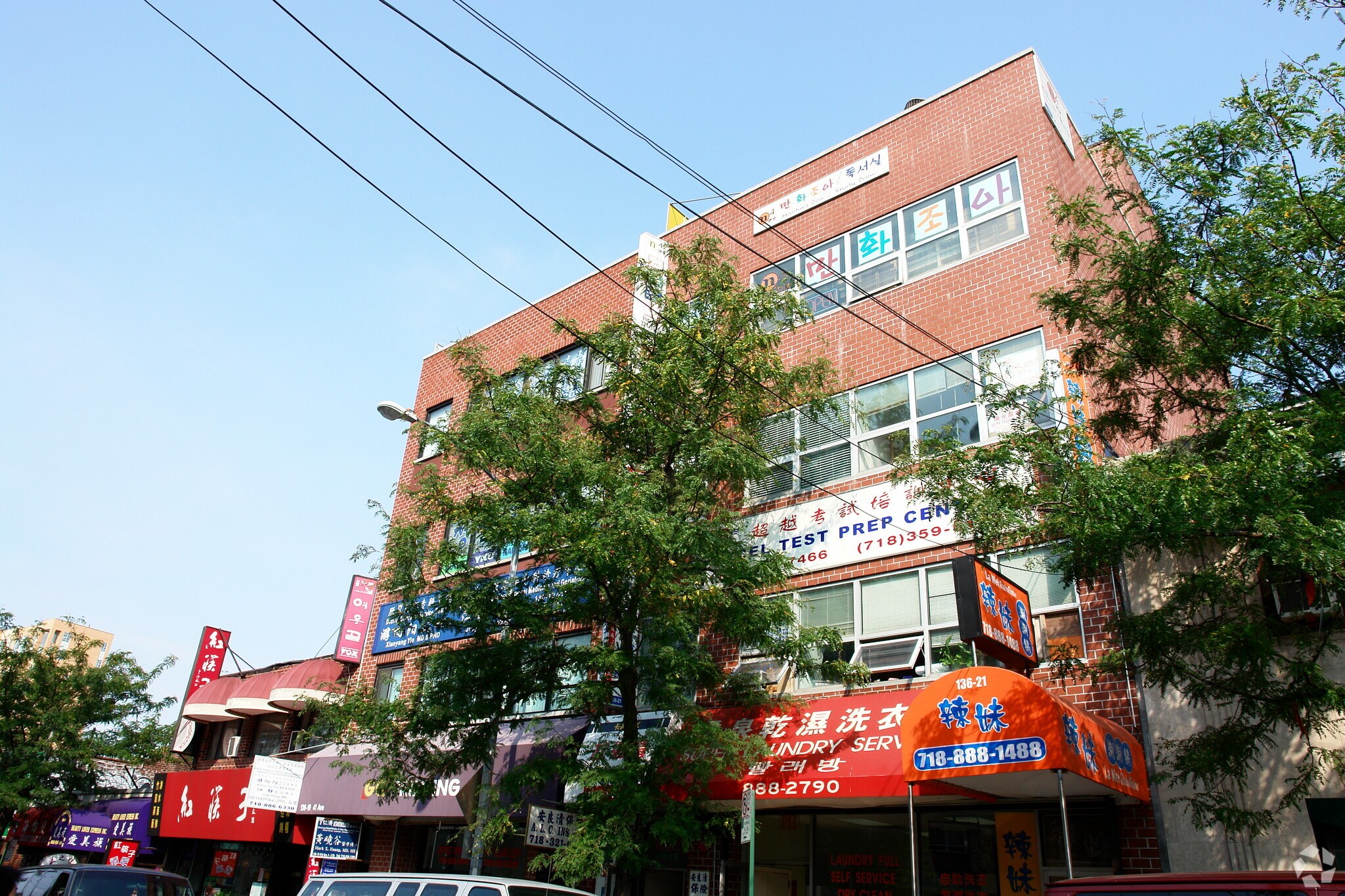 136-21 41st Ave, Flushing, NY à louer Photo principale– Image 1 sur 8