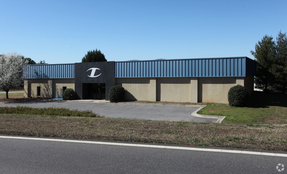1315 Pilgrim Mill Rd, Cumming, GA à louer - Photo de l’immeuble – Image 1 sur 13