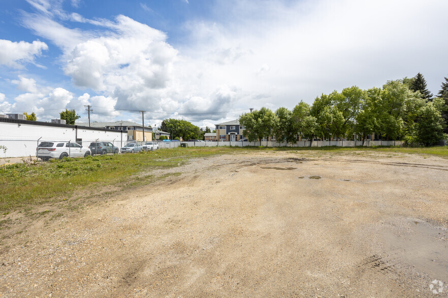 3113 49 Av, Red Deer, AB à vendre - Autre – Image 2 sur 3