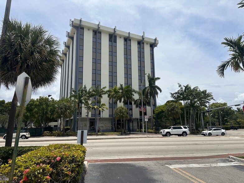 12550 Biscayne Blvd, North Miami, FL à louer - Photo de l’immeuble – Image 2 sur 17