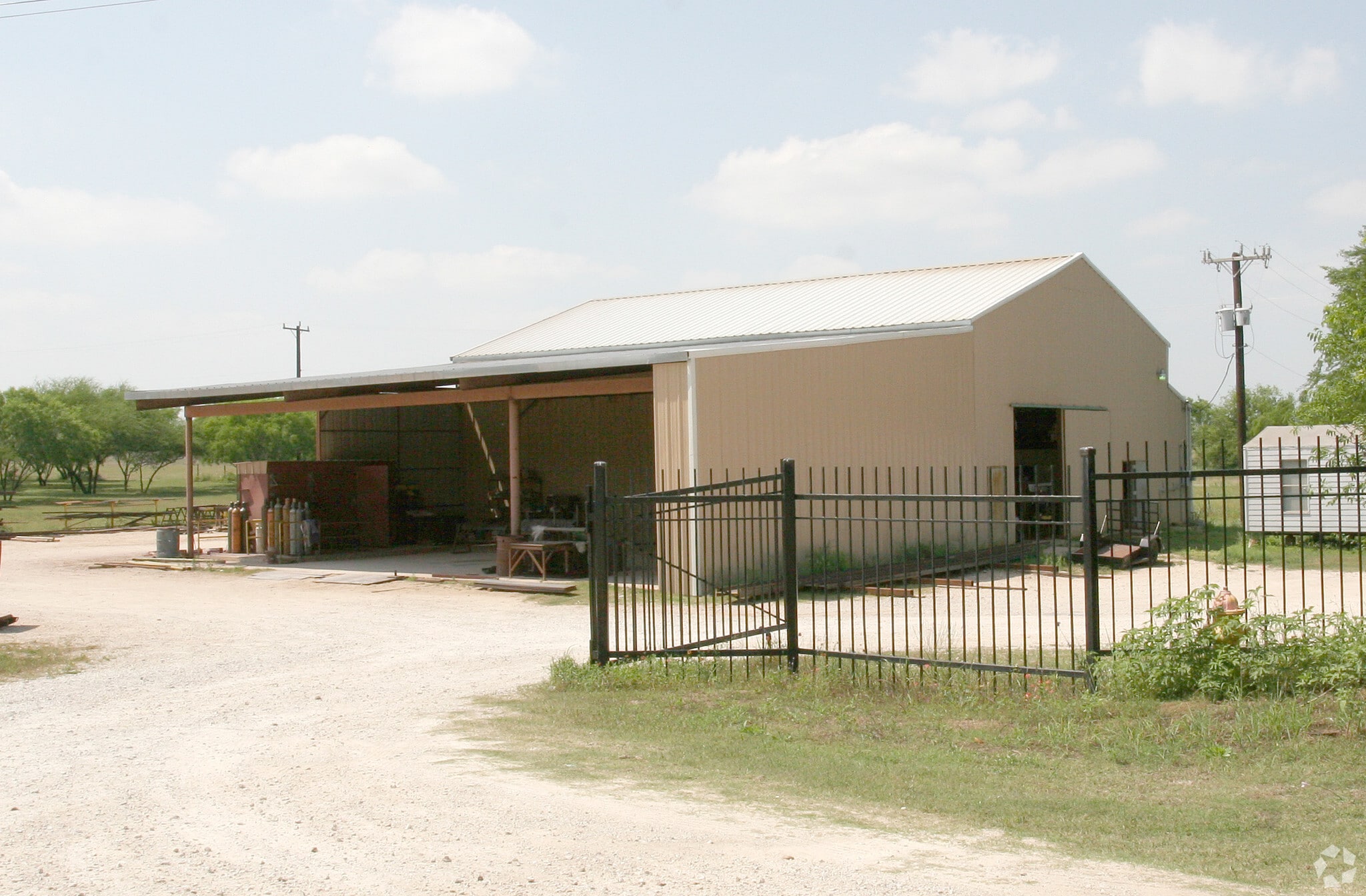 4615 S Flores St, Elmendorf, TX à vendre Photo principale– Image 1 sur 8