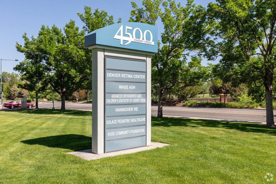 4500 S Cherry Creek Dr, Denver, CO à louer - Photo de l’immeuble – Image 3 sur 22