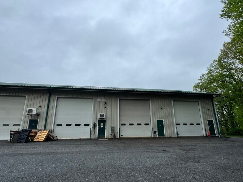 72 Airport Dr, Wappingers Falls, NY à louer - Photo de l’immeuble – Image 1 sur 13