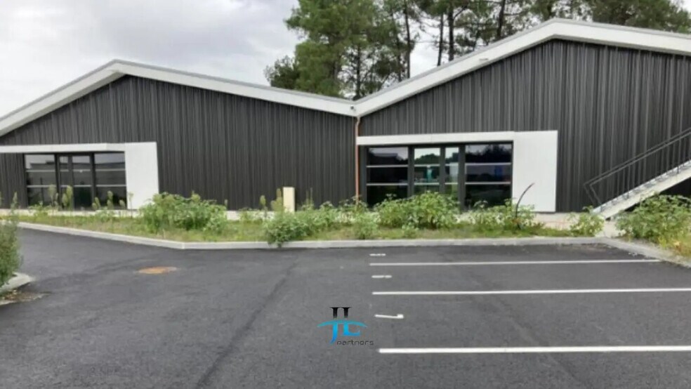 Local commercial dans Audenge à louer - Photo de l’immeuble – Image 3 sur 4