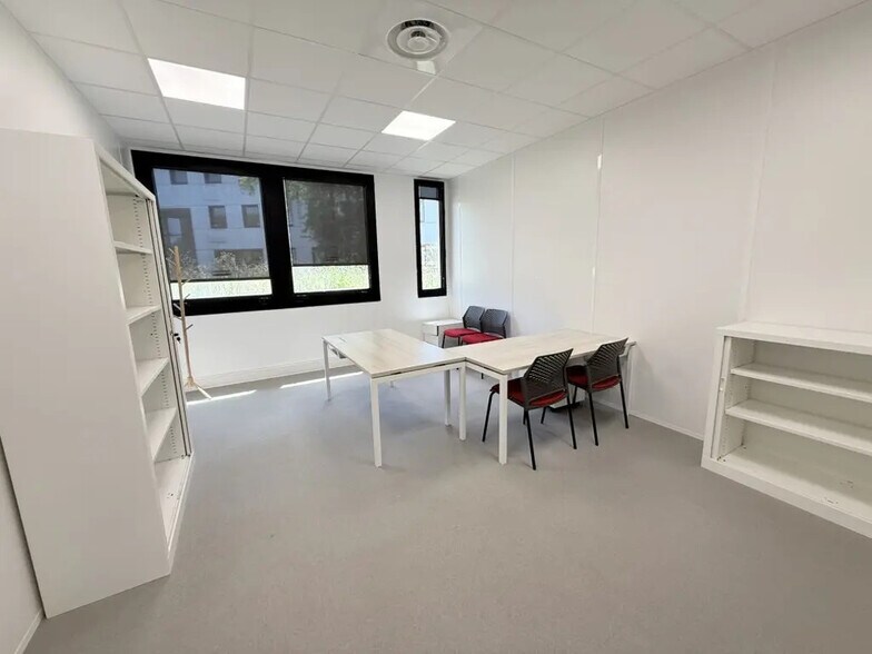 2 Place Des Hauts Tilliers, Gennevilliers à louer - Photo de l’immeuble – Image 2 sur 8