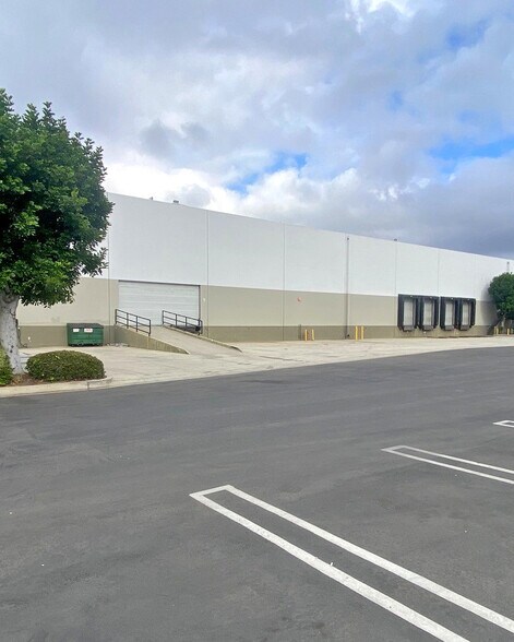 7261-7271 E Slauson Ave, Commerce, CA à louer - Photo de l’immeuble – Image 2 sur 2