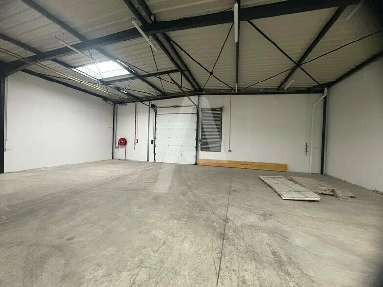 Local d’activités dans Ivry-sur-Seine à louer - Photo de l’immeuble – Image 2 sur 4