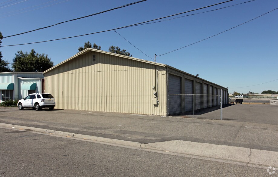 1337 Lone Palm Ave, Modesto, CA à louer - Photo de l’immeuble – Image 2 sur 8