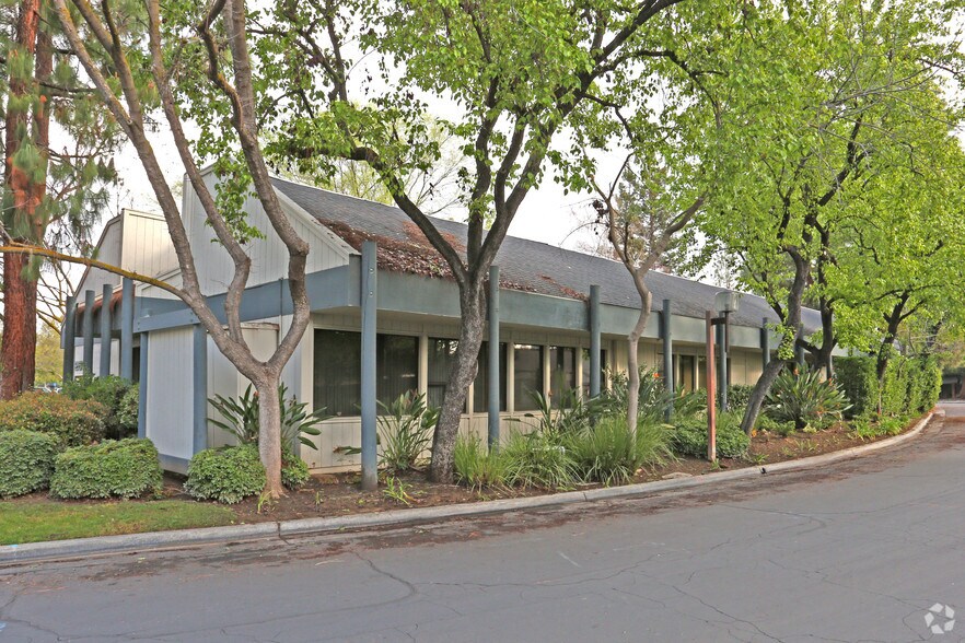 2503 W Shaw Ave, Fresno, CA à louer - Photo principale – Image 1 sur 8